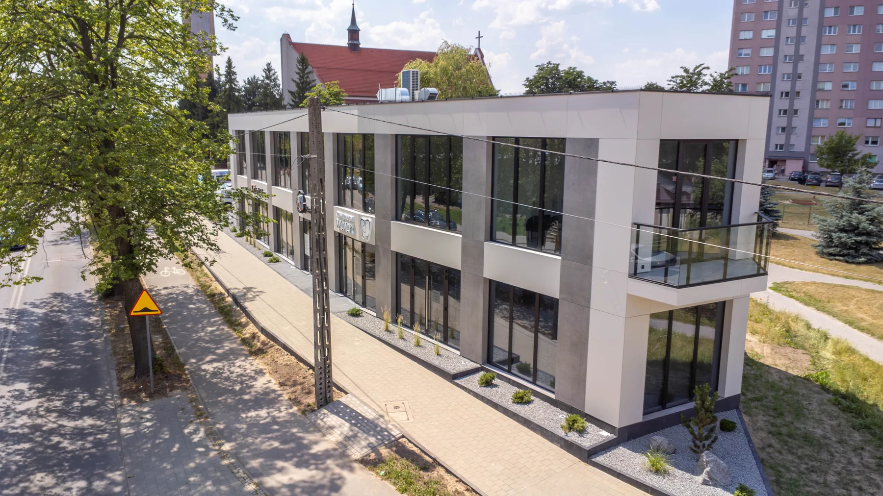 Widok z lotu ptaka na budynek gabinetu przy ulicy Złotej 2A w Starachowicach