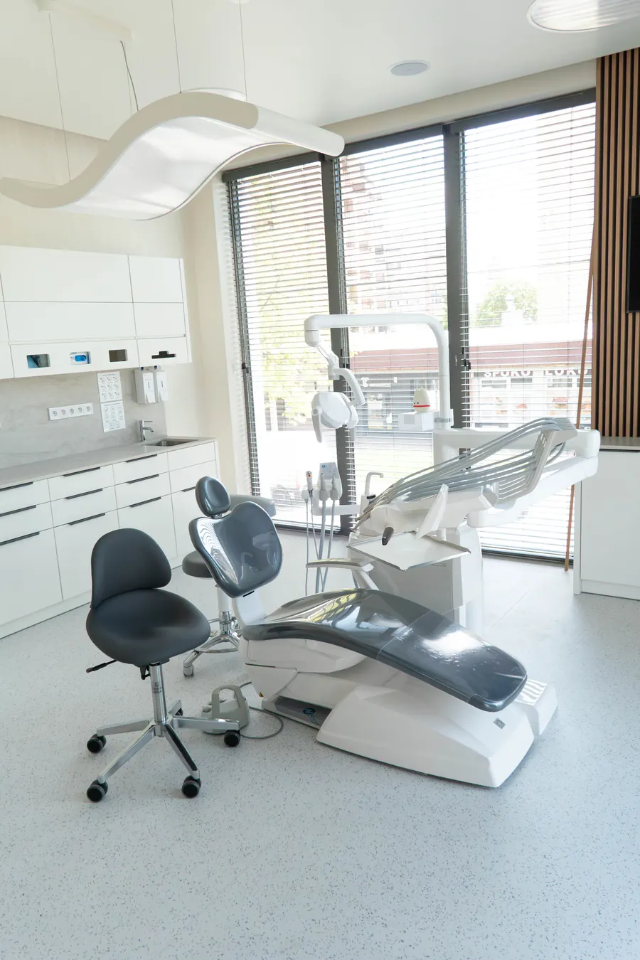 Gabinet zabiegowy z widokiem na zieleń za oknem