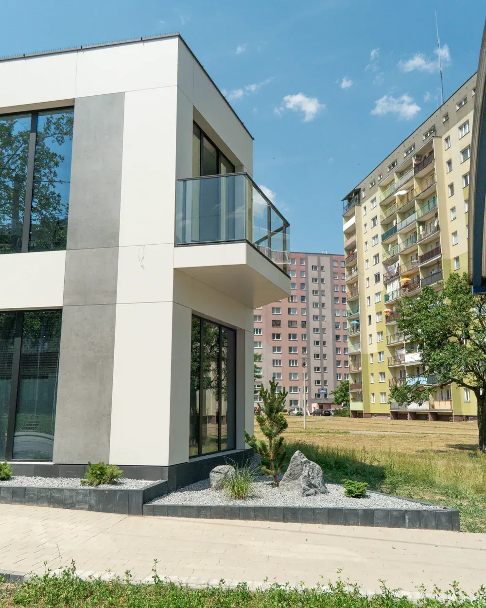 Nowoczesny budynek, w którym mieści się gabinet
