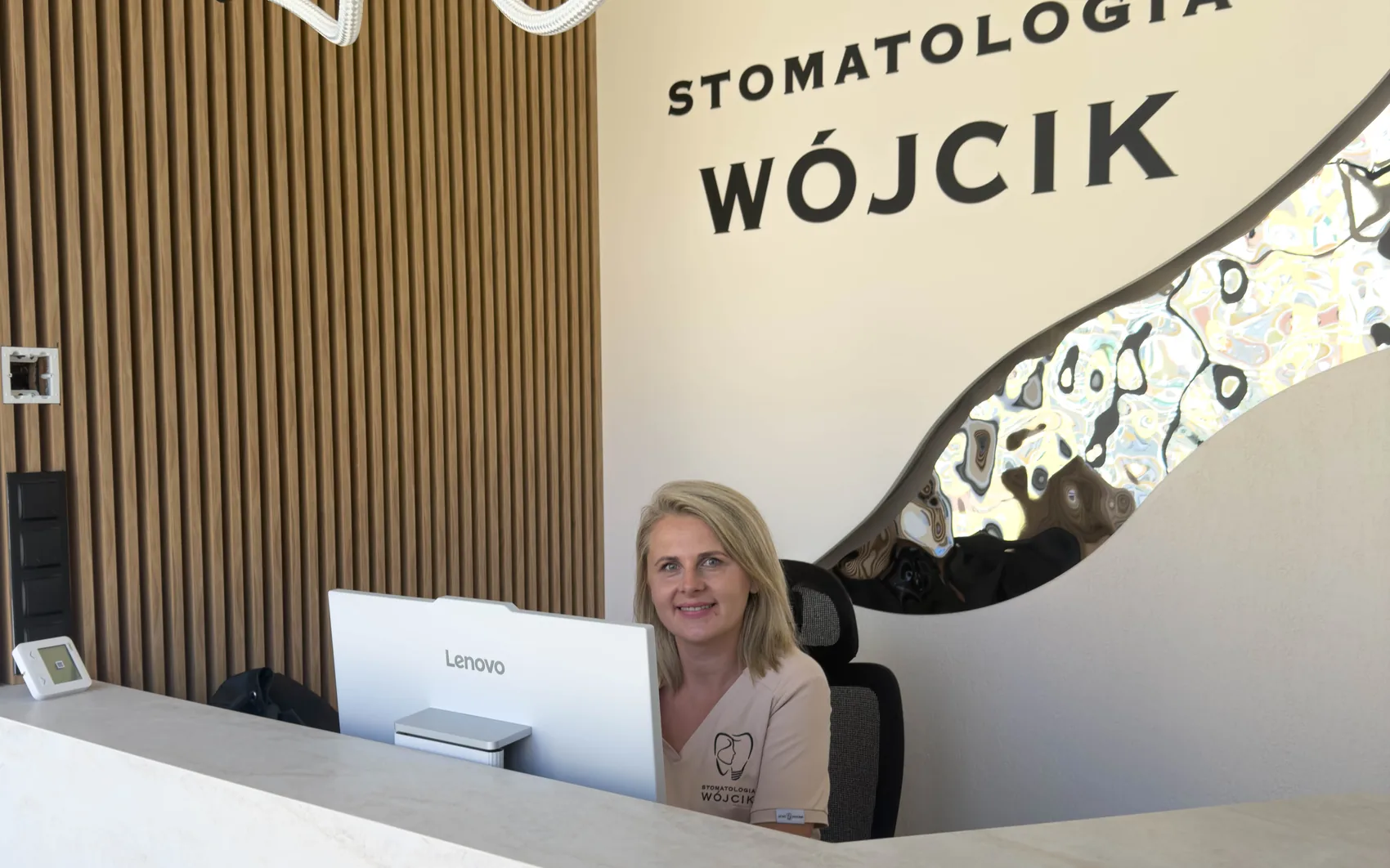 Recepcja gabinetu Stomatologia Wójcik w Starachowicach z logo na ścianie